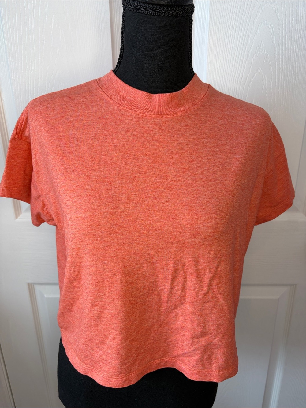 lululemon athletica Coral Short Sleeve Cropped Tee size 6